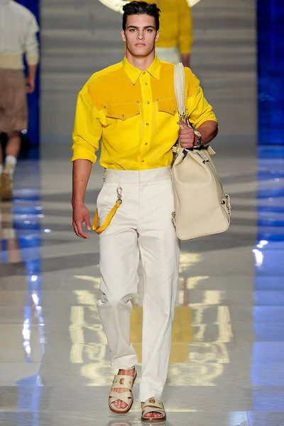 Look 15